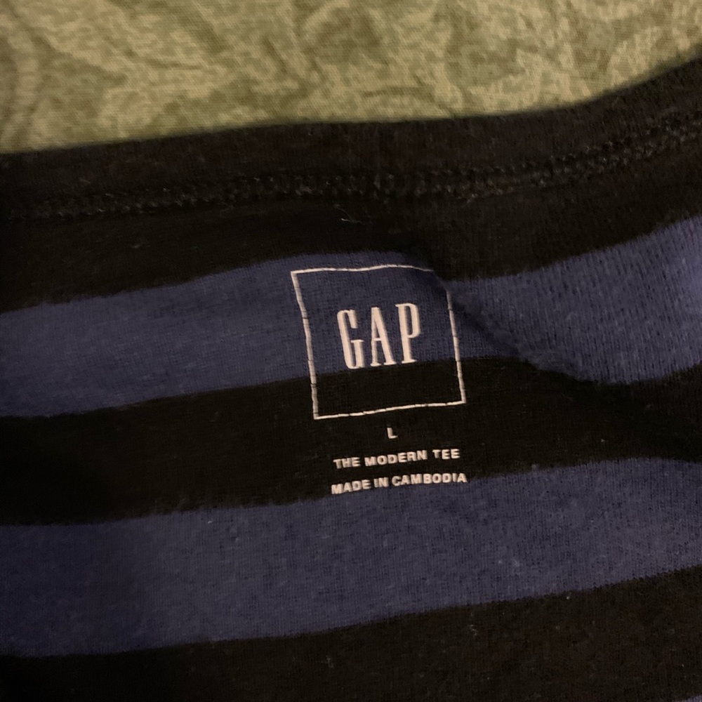 gap v neck tee - Picture 2 of 2